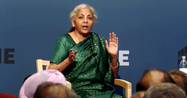 अमेरिका के वाशिंगटन स्थित अमेरिकी थिंक टैंक पीटरसन इंस्टीट्यूट फॉर इंटरनेशनल इकोनॉमिक्स (पीआईआईई) के मंच पर संवाद करतीं भारतीय वित्त मंत्री निर्मला सीतारमण