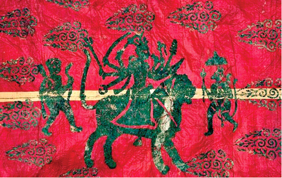 महाराजा रणजीत सिंह जी का युद्धकालीन सैन्य ध्वज, जिसके मध्य में दश-भुजा मां दुर्गा के साथ हनुमान जी और धनुर्धर लक्ष्मण जी के चित्र अंकित हैं