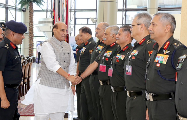 भारतीय सेना के शीर्ष अधिकारियों से मुलाकात करते रक्षामंत्री राजनाथ सिंह।