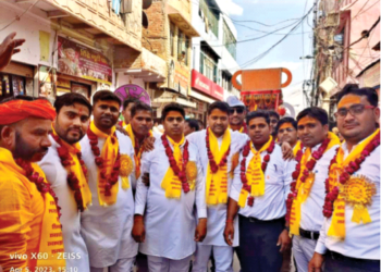 शोभायात्रा में शामिल लोग