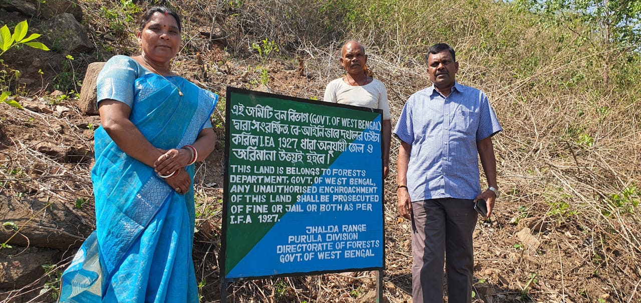 पश्चिम बंगाल के वन विभाग द्वारा लगाए गए बोर्ड के साथ विधायक डॉक्टर लंबोदर महतो और अन्य लोग