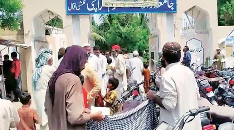 आतंकवादी गुट के लोग कराची की एक मस्जिद बाहर 'जिहाद के लिए' पैसा इकट्ठा करते हुए