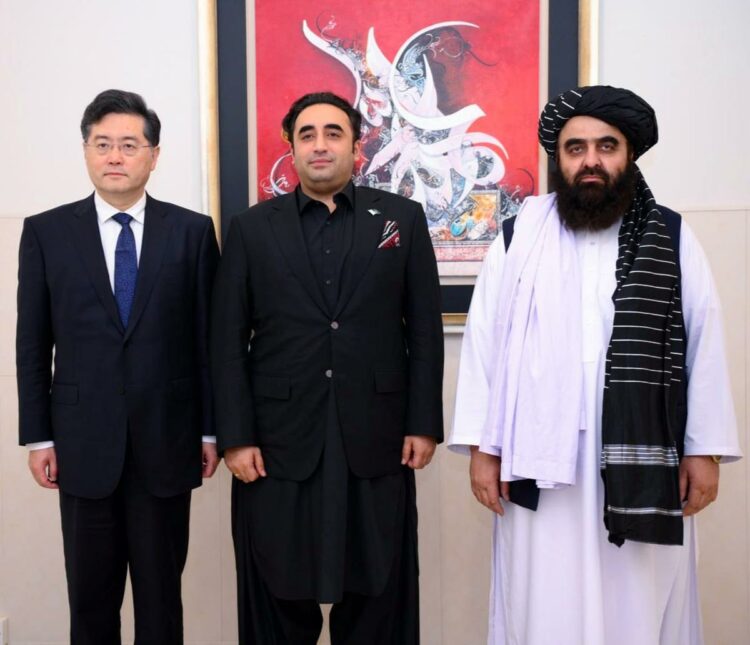 फोटो में (बाएं से) चीन के विदेश मंत्री छिन गांग, पाकिस्तान के विदेश मंत्री बिलावल भुट्टो और अफगानिस्तान के 'कार्यवाहक विदेश मंत्री' आमिर खान मुत्तकी