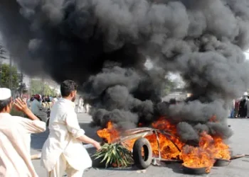 इमरान खान के समर्थक देश के अनेक हिस्सों में प्रदर्शन कर रहे हैं, आगजनी में लगे हैं।