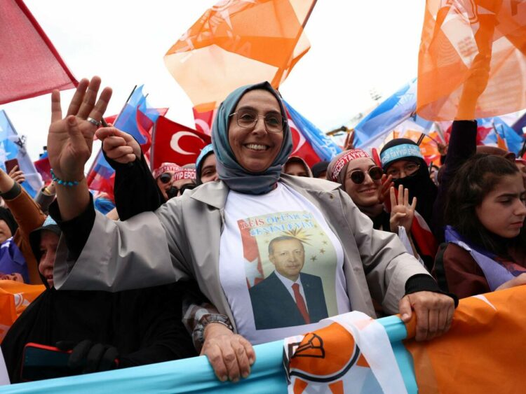 राष्ट्रपति एर्दोगन तुर्किये की इस्लामी पहचान को प्रमुखता से उभारते हुए रूढ़िवादी लोगों को अपने पाले में रखने में कामयाब रहे
