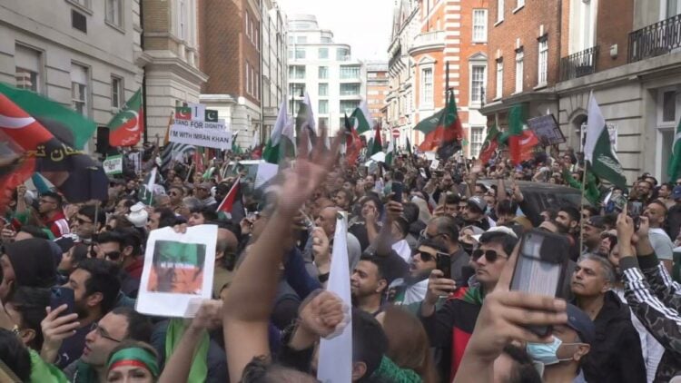 लंदन में पाकिस्तान उच्चायोग को जाने वाली सड़क पर जमा प्रदर्शनकारियों की भीड़
