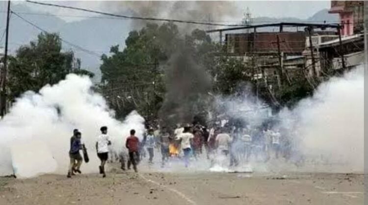 मणिपुर में दंगाइयों को भगाने के लिए सुरक्षा बलों ने आंसू गैस के गोले दागे (फाइल फोटो)