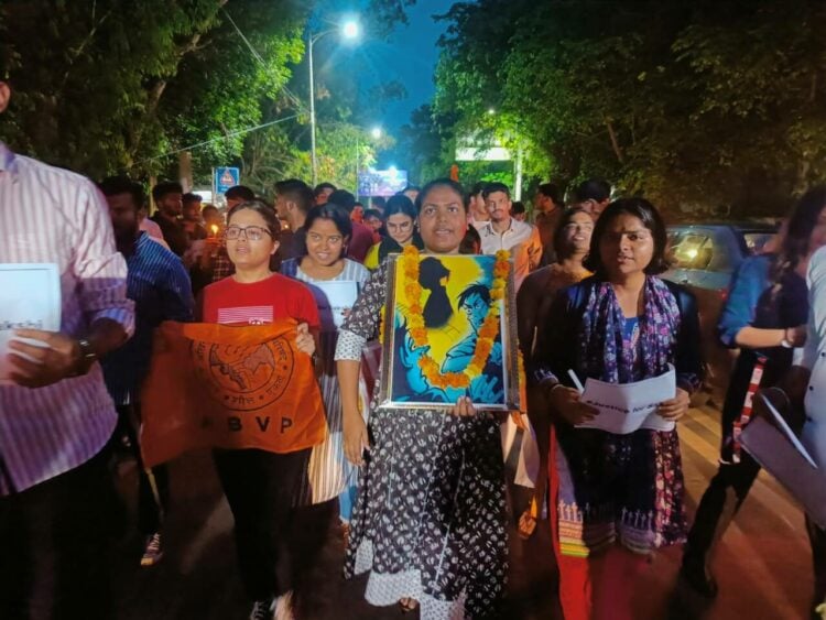 डीयू में एबीवीपी का कैंडल मार्च