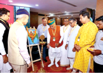 दीप प्रज्ज्वलित कर कार्यक्रम का उद्घाटन करते अर्जुनराम मेघवाल और अन्य अतिथि