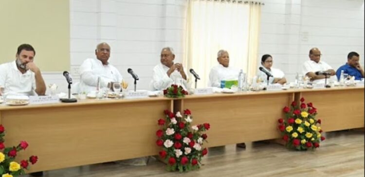 बिहार में विपक्षी दलों की बैठक में शामिल नेता