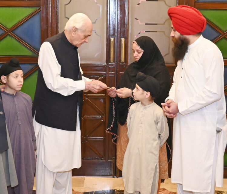 मृतक दयाल सिंह के परिवार को मुआवजा राशि का चेक प्रदान करते हुए कार्यवाहक मुख्यमंत्री मुहम्मद आजम खान