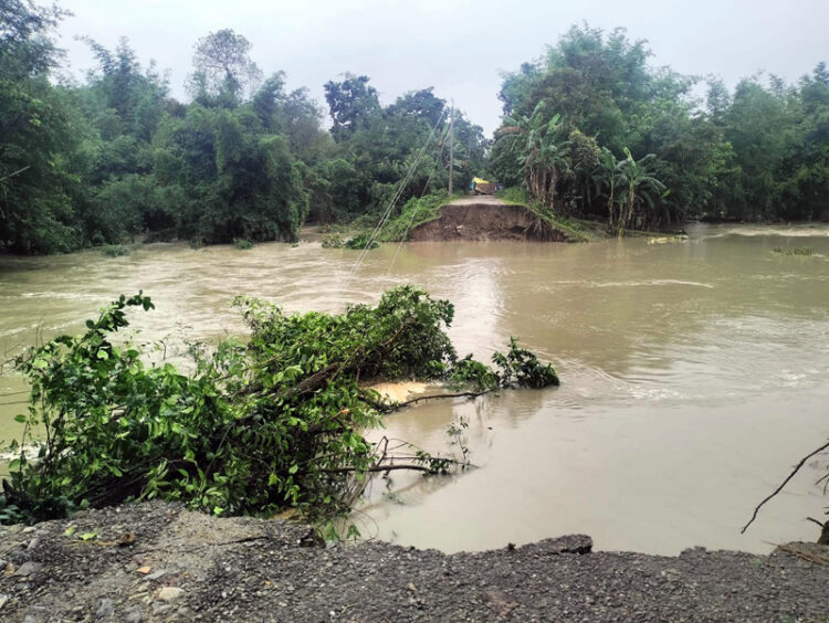 बाढ़ से 15 ग्रामीण और एक शहरी इलाका प्रभावित है।