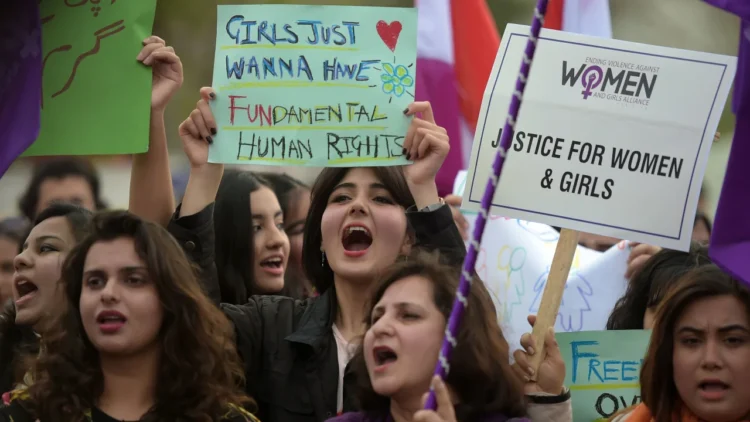 पाकिस्तान में 'औरत मार्च' में महिलाओं और बच्चियों की सुरक्षा की मांग करती हुई युवतियां  (फाइल चित्र)