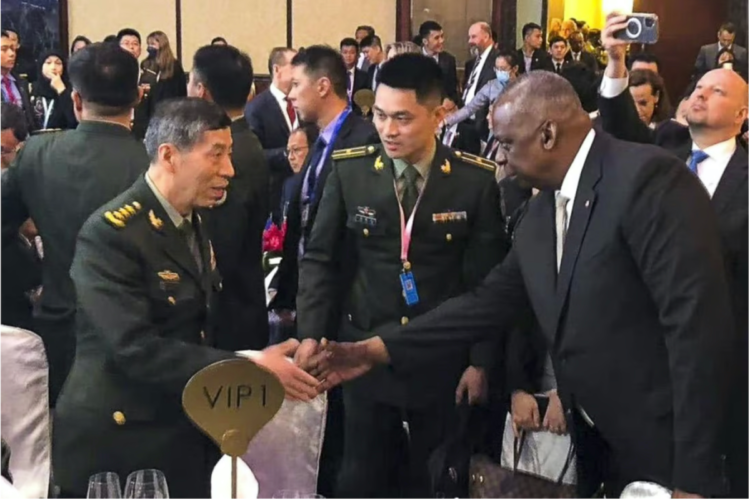 शंगरी ला डायलॉग में हाथ मिलाते हुए चीन के रक्षा मंत्री ली शांग्फू और अमेरिका के रक्षा मंत्री लॉयड आस्टिन