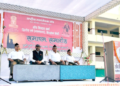 वर्ग के समापन समारोह के मंच पर विराजमान अतिथि। सबसे बाएं हैं श्री स्वांत रंजन
