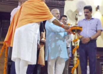 दीप प्रज्ज्वलित कर गोष्ठी का उद्घाटन करते श्री सुनील आंबेकर और अन्य अतिथि