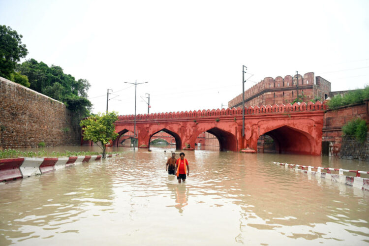 दिल्ली के यमुना बाजार इलाके तक पहुंची बाढ़