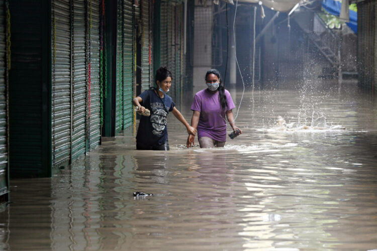 दिल्ली में यमुना में आई बाढ़ से मोनेस्ट्री माक्रेट का ये है हाल।