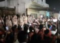 बिजनौर में कांवड़ियों को शांत कराती पुलिस