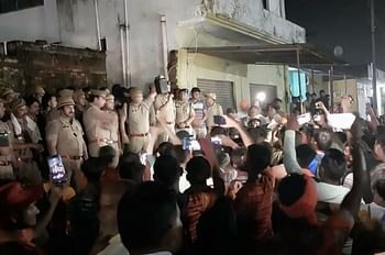 बिजनौर में कांवड़ियों को शांत कराती पुलिस