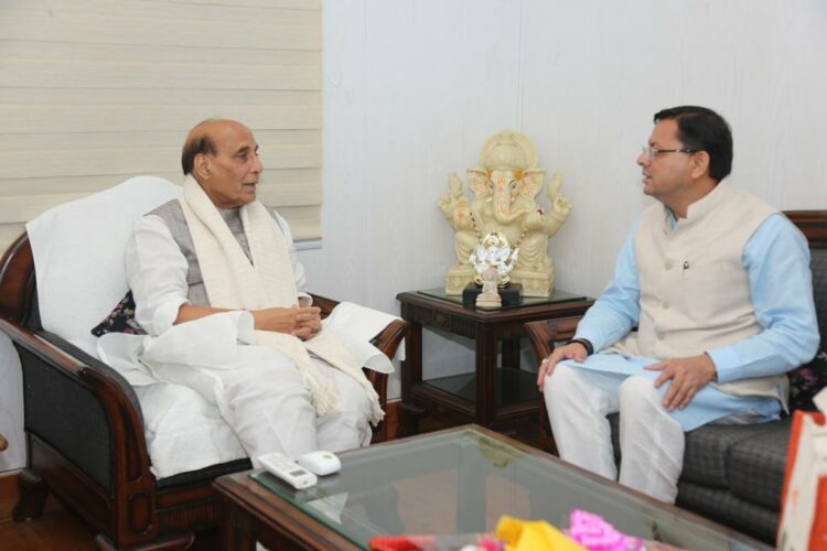 नई दिल्ली में केंद्रीय रक्षामंत्री राजनाथ सिंह से मुलाकात करते मुख्यमंत्री पुष्कर सिंह धामी।