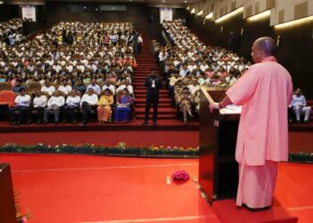 मिशन रोजगार के तहत लोकभवन में आयोजित कार्यक्रम को संबोधित करते मुख्यमंत्री योगी आदित्यनाथ