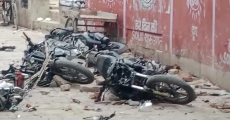 वाराणसी में ताजिया का जुलूस निकालने के दौरान हुए पथराव में क्षतिग्रस्त बाइक।