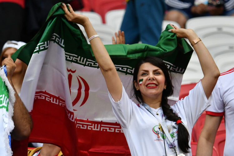 विदेश में अपने देश का फुटबाल मैच देखने में ईरानी महिलाएं आगे रहती हैं   (फाइल चित्र)