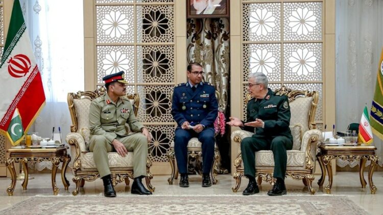 तेहरान में ईरान के सेनाध्यक्ष माोहम्मद हुसैन के साथ जनरल मुनीर