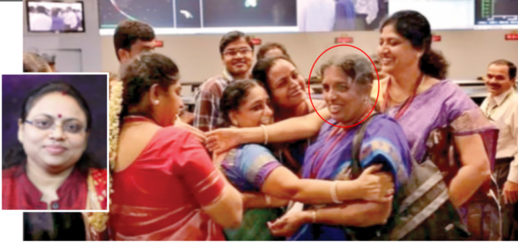 मंगल अभियान की सफलता पर खुशी मनाती इसरो की महिला वैज्ञानिक। लाल घेरे में हैं एम वनिता। (प्रकोष्ठ में) ऋतु करिधल (फाइल चित्र)