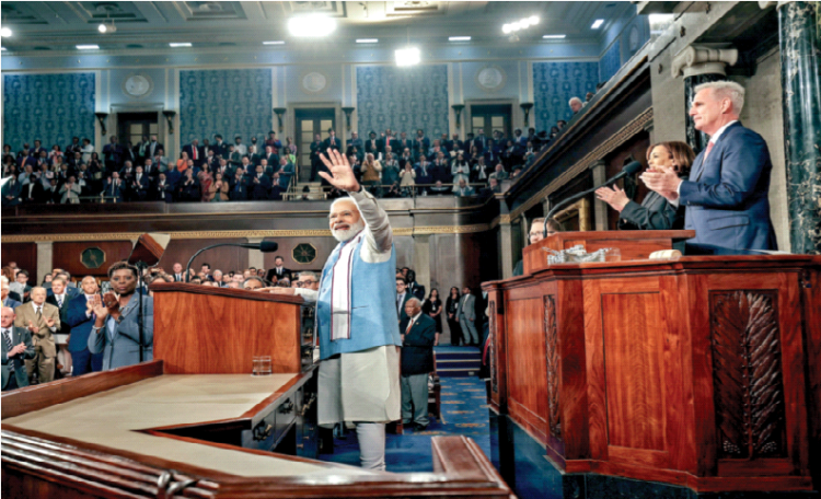अमेरिकी संसद में अभिवादन स्वीकार करते प्रधानमंत्री नरेंद्र मोदी