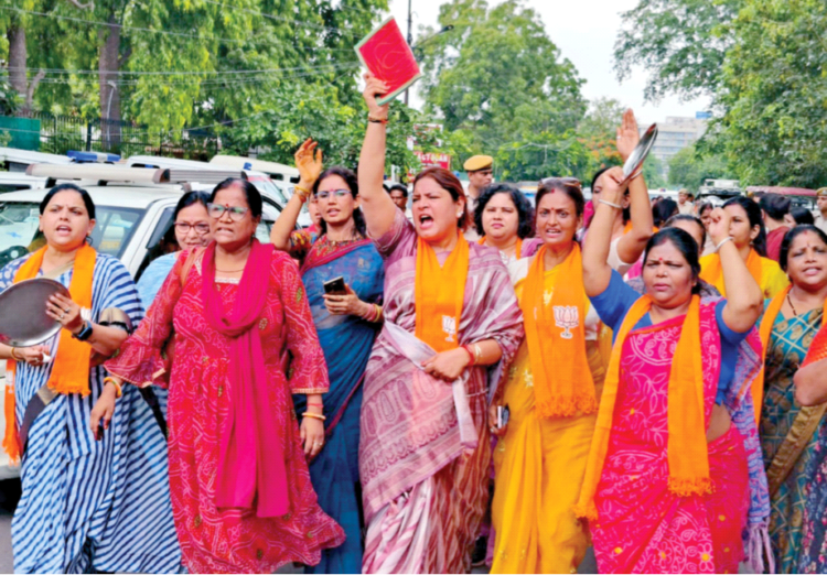 जयपुर में कांग्रेस सरकार के खिलाफ प्रदर्शन करती भाजपा महिला मोर्चा की कार्यकर्ता