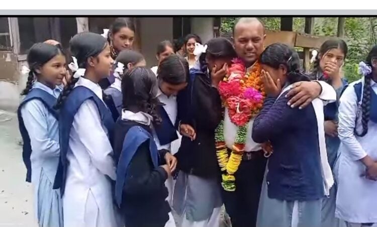शिक्षक रमेश चन्द्र आर्य की विदाई पर रो पड़ीं छात्राएं