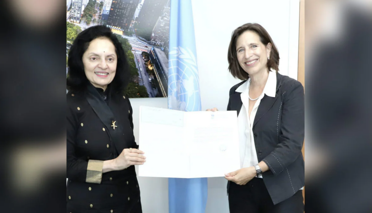 भारत की स्थायी प्रतिनिधि रुचिरा कंबोज ने वैश्विक संचार विभाग की वरिष्ठ अधिकारी मेलिसा फ्लेमिंग को चेक सौंपा