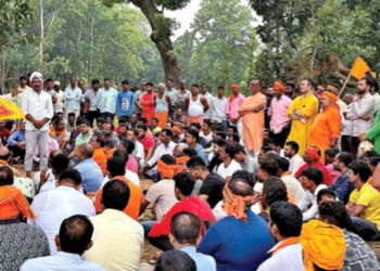 मंदिर के बाहर उपस्थित सरना समाज के लोग