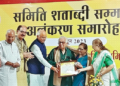 डॉ. देवेंद्र दीपक को सम्मानित करते विनय सहस्रबुद्धे और सुमित्रा महाजन