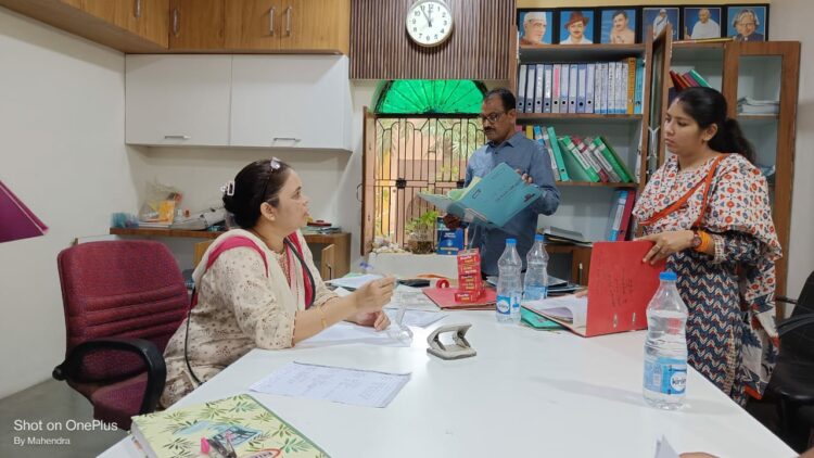 मध्‍य प्रदेश राज्‍य बाल संरक्षण आयोग सदस्‍य सोनम निनामा और ओंकार‍ सिंह छात्रावास अधीक्षिका से आवश्‍यक दस्‍तावेजों के बारे में पूछते हुए।