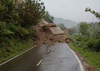 हिमाचल प्रदेश में भारी बारिश से भूस्खलन की भी घटनाएं सामने आई हैं।