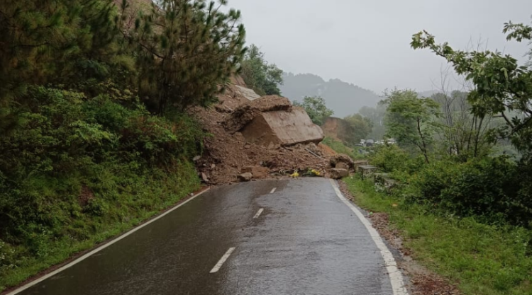 हिमाचल प्रदेश में भारी बारिश से भूस्खलन की भी घटनाएं सामने आई हैं।