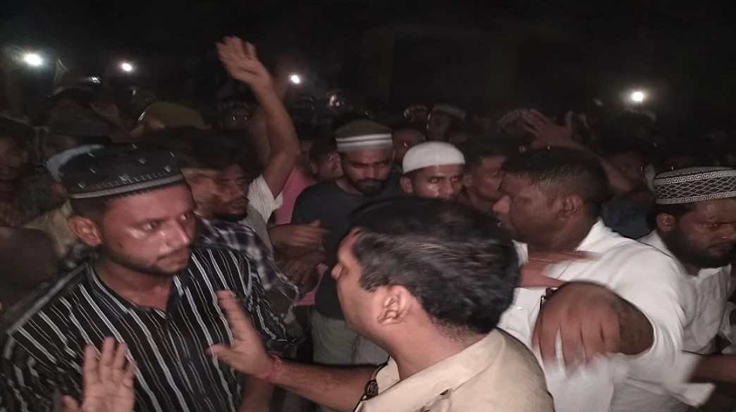 बरेली के मुस्लिम बहुल शीशगढ़ कस्बे में तीन दिन पहले हुए बवाल के मामले में पुलिस अब तक 15 उपद्रवियों को गिरफ्तार कर चुकी है, जबकि 4 किशोर भी पकड़कर सुधार गृह भेजे गए हैं, धरपकड़ अभियान जारी है। 