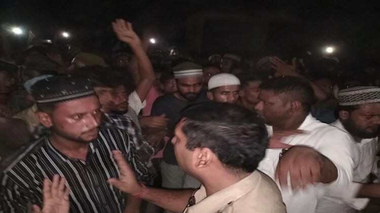 बरेली के संवेदनशील शीशगढ़ कस्बे में देर रात भीड़ के हंगामे और पथराव के बाद फोर्स तैनात कर दी गई है, मामले में दो छात्रों को गिरफ्तार किया गया है, जिनके बीच सोशल मीडिया पर धार्मिक बहस से इलाके का माहौल गरमाया था।