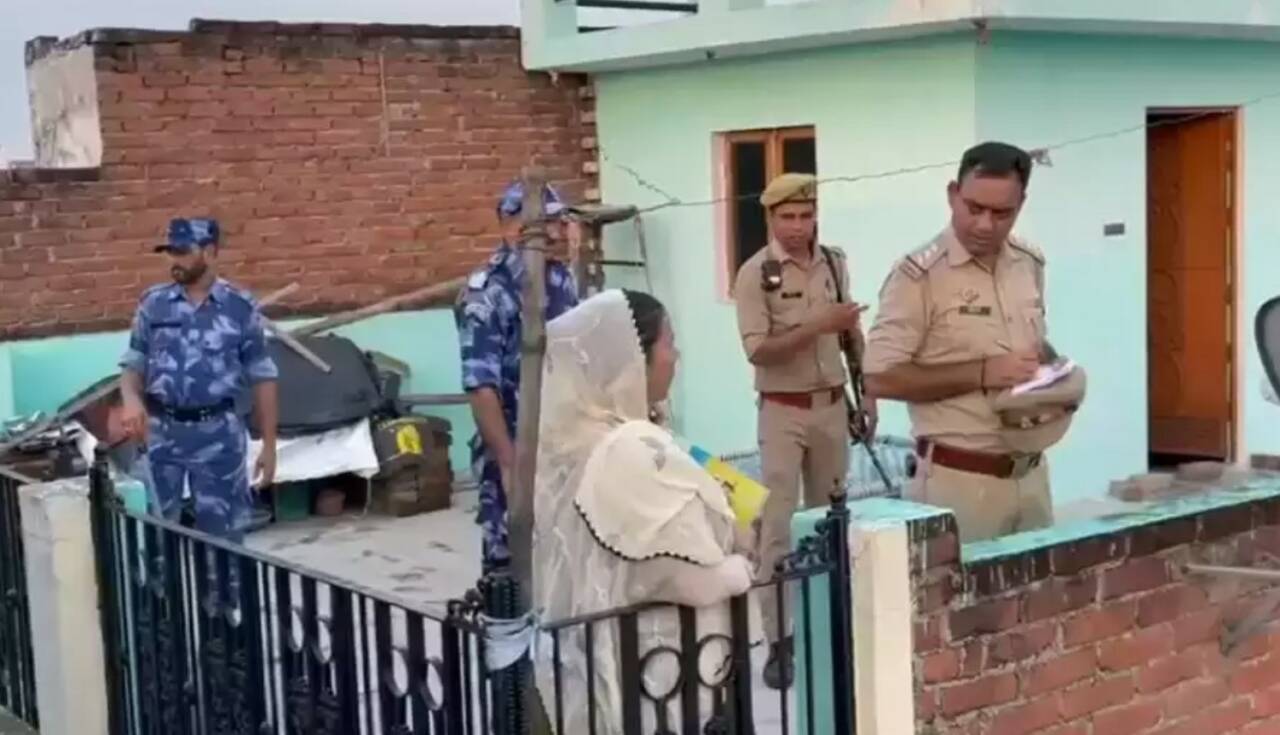 बरेली में पुलिस ने ड्रोन से निगरानी कर विवादग्रस्त इलाके में छतों पर जमा किए गए ईंट-पत्थर हटवाए हैं, शहर के मुस्लिम बहुल जोगी नवादा में 23 जुलाई को कांवड़ यात्रा पर पथराव की घटना होने के बाद से तनाव है। 