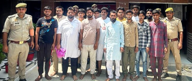 बरेली के मुस्लिम बहुल शीशगढ़ कस्बे में तीन दिन पहले हुए बवाल के मामले में पुलिस अब तक 15 उपद्रवियों को गिरफ्तार कर चुकी है, जबकि 4 किशोर भी पकड़कर सुधार गृह भेजे गए हैं, धरपकड़ अभियान जारी है।