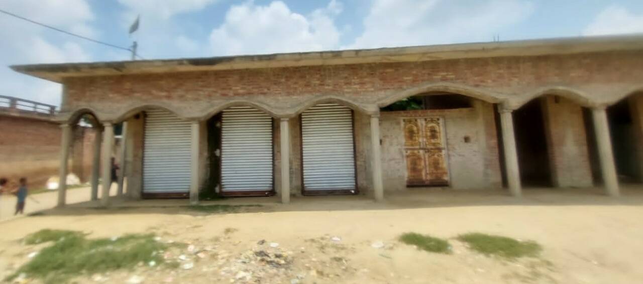 बरेली के गांव में सरकारी स्कूल की जमीन पर बने अवैध मदरसे को प्रशासन ने ध्वस्त करा दिया था, इससे मुस्लिम कट्टरपंथी बौखला गए हैं और राष्ट्र विरोधी साजिश कर रहे हैं। 
