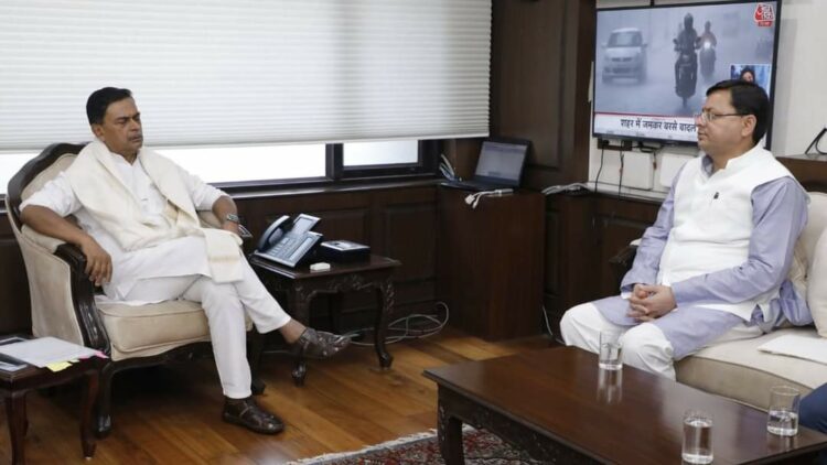 केंद्रीय ऊर्जा मंत्री आरके सिंह और सीएम पुष्कर सिंह धामी