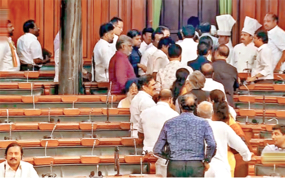संसद के मानसून सत्र में अविश्वास प्रस्ताव पर प्रधानमंत्री नरेंद्र मोदी के जवाब के दौरान कांग्रेस की अगुआई में विपक्ष ने लोकसभा से बहिर्गमन किया।
