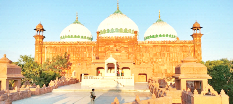 श्रीकृष्ण जन्मभूमि पर बनी ईदगाह। इसी के नीचे प्राचीन मंदिर का गर्भगृह है। 1950 के दशक में यहां श्रीकृष्ण चबूतरा बनाया गया है।