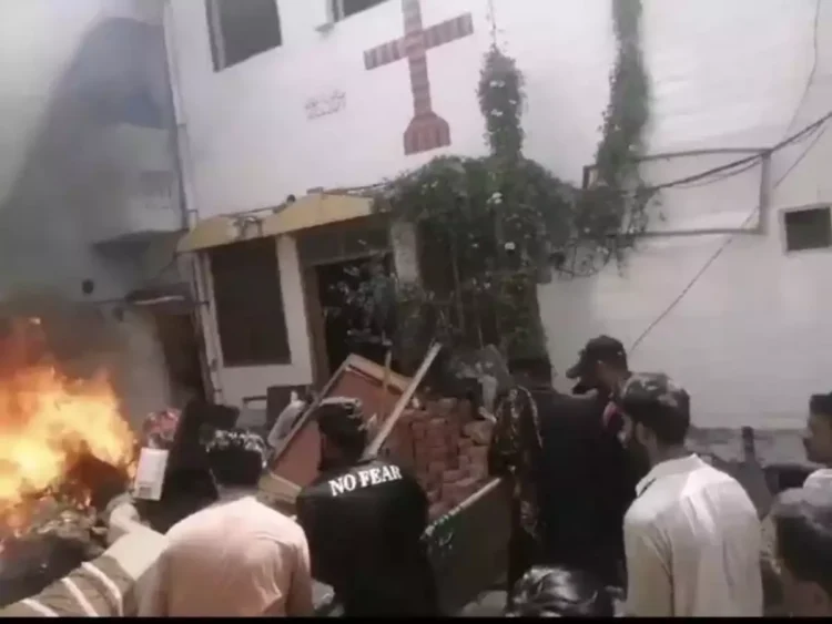 फैसलाबाद का जलता चर्च
