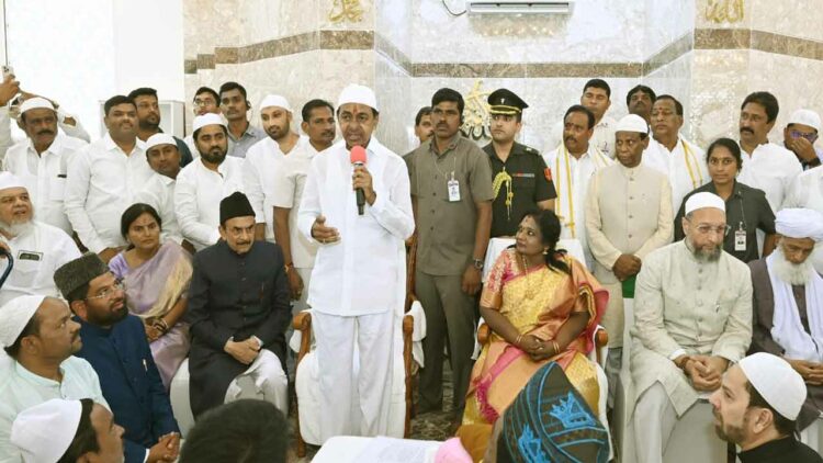 मस्जिद के उद्घाटन पर लोगों को संबोधित करते मुख्यमंत्री के चंद्रशेखर राव
