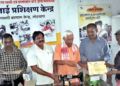 एक प्रशिक्षणार्थी को प्रमाणपत्र देते अतिथि